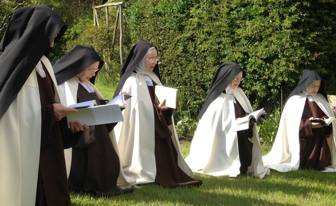 The community singing the 'Ave Verum' during Benediction